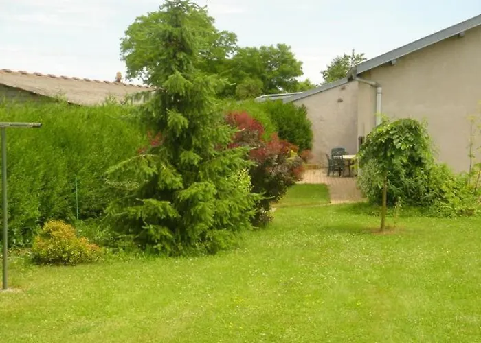 Hébergement de vacances De Charme Avec Terrasse Près De Bourbonne-les-bains, 2 Chambres, Poêle à Bois, Wifi Inclus - Fr-1-589-118 *